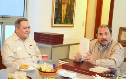 Comandante Daniel recibe obras sobre la defensa de la soberanía nacional del Doctor Luis Pasos Argüello