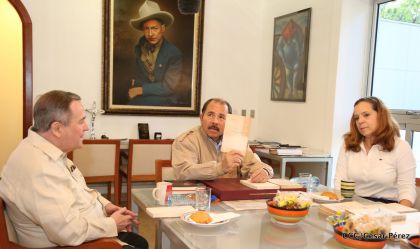 Comandante Daniel recibe obras sobre la defensa de la soberanía nacional del Doctor Luis Pasos Argüello