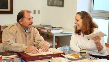 Comandante Daniel recibe obras sobre la defensa de la soberanía nacional del Doctor Luis Pasos Argüello