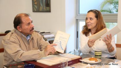 Comandante Daniel recibe obras sobre la defensa de la soberanía nacional del Doctor Luis Pasos Argüello