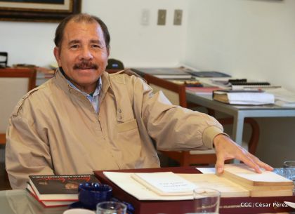 Comandante Daniel recibe obras sobre la defensa de la soberanía nacional del Doctor Luis Pasos Argüello