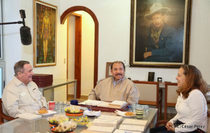 Comandante Daniel recibe obras sobre la defensa de la soberanía nacional del Doctor Luis Pasos Argüello