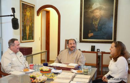 Comandante Daniel recibe obras sobre la defensa de la soberanía nacional del Doctor Luis Pasos Argüello