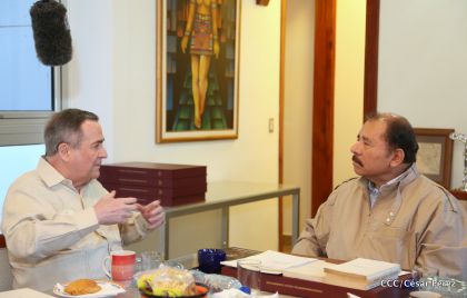 Comandante Daniel recibe obras sobre la defensa de la soberanía nacional del Doctor Luis Pasos Argüello