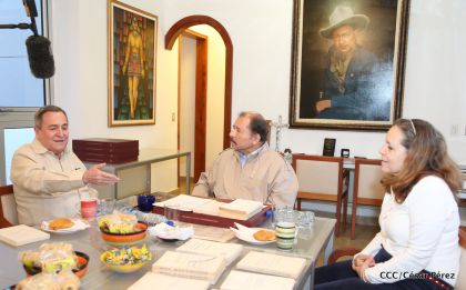 Comandante Daniel recibe obras sobre la defensa de la soberanía nacional del Doctor Luis Pasos Argüello