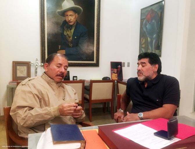 Orden Augusto C. Sandino a Diego Armando Maradona