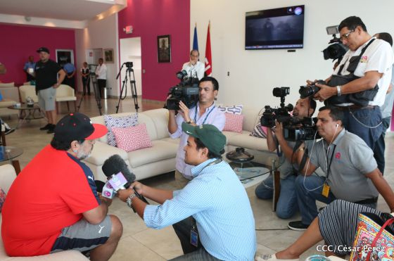 Diego Maradona se despide de Nicaragua tras inolvidable visita