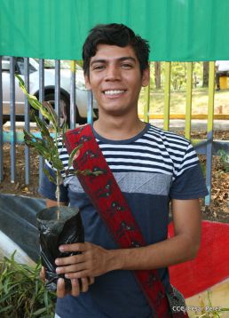 Movimiento Guardabarranco entrega árboles