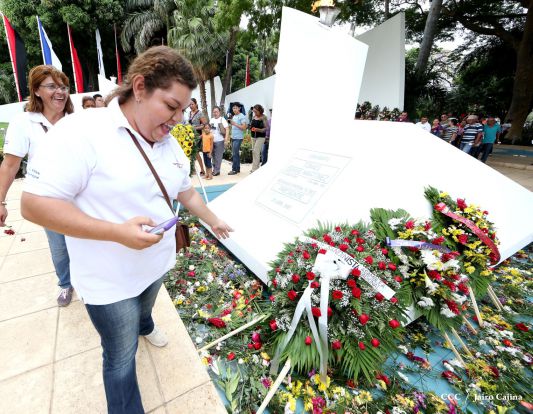 Una Flor para Tomás: Miles de nicaragüenses rinden homenaje al Comandante de la Revolución