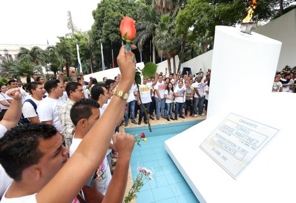 Una Flor para Tomás: Miles de nicaragüenses rinden homenaje al Comandante de la Revolución