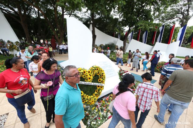 Una Flor para Tomás: Miles de nicaragüenses rinden homenaje al Comandante de la Revolución