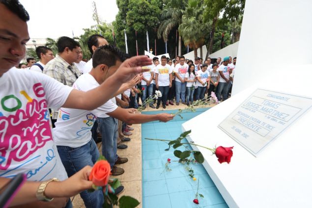 Una Flor para Tomás: Miles de nicaragüenses rinden homenaje al Comandante de la Revolución