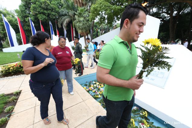 Una Flor para Tomás: Miles de nicaragüenses rinden homenaje al Comandante de la Revolución