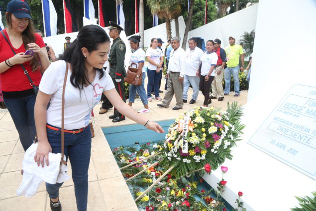 Una Flor para Tomás: Miles de nicaragüenses rinden homenaje al Comandante de la Revolución