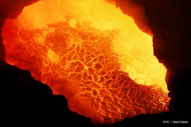 Espectáculo de lava del Volcán Masaya atrae a los turistas