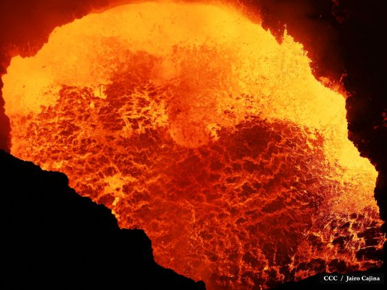 Espectáculo de lava del Volcán Masaya atrae a los turistas