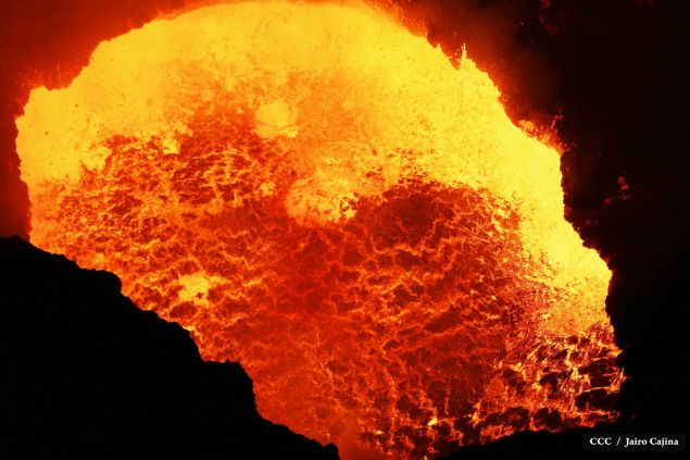 Espectáculo de lava del Volcán Masaya atrae a los turistas