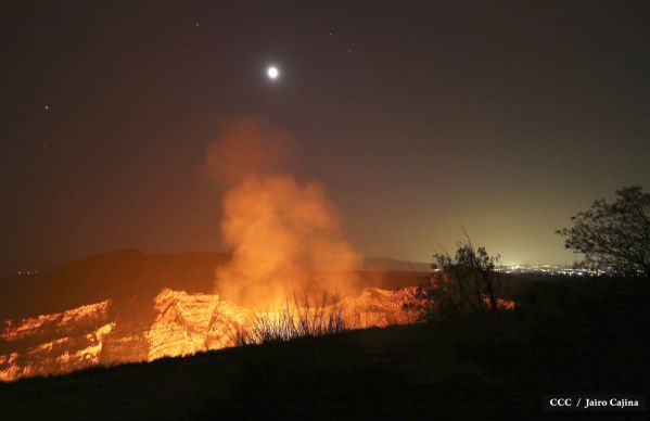 Espectáculo de lava del Volcán Masaya atrae a los turistas