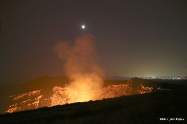 Espectáculo de lava del Volcán Masaya atrae a los turistas
