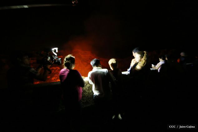 Espectáculo de lava del Volcán Masaya atrae a los turistas