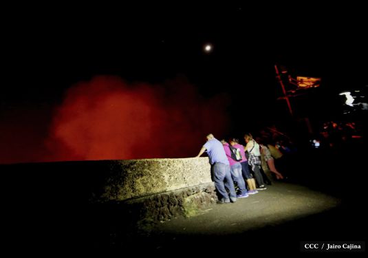 Espectáculo de lava del Volcán Masaya atrae a los turistas