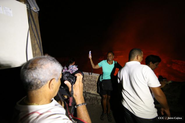 Espectáculo de lava del Volcán Masaya atrae a los turistas