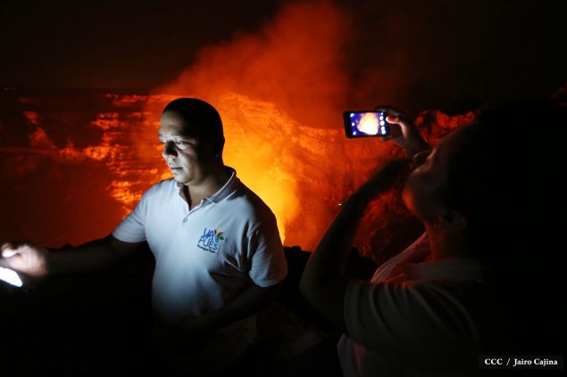 Espectáculo de lava del Volcán Masaya atrae a los turistas