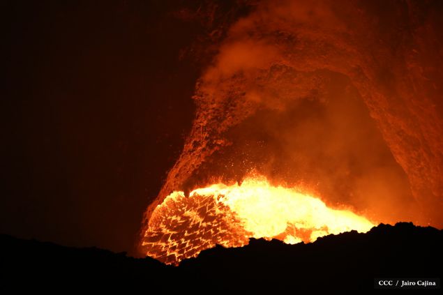Espectáculo de lava del Volcán Masaya atrae a los turistas