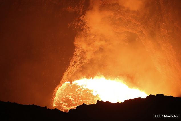 Espectáculo de lava del Volcán Masaya atrae a los turistas