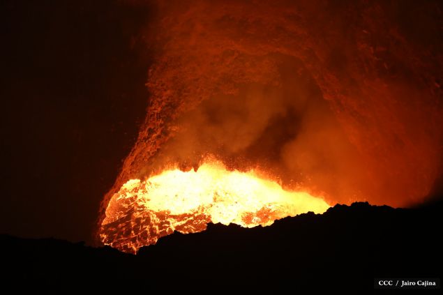 Espectáculo de lava del Volcán Masaya atrae a los turistas