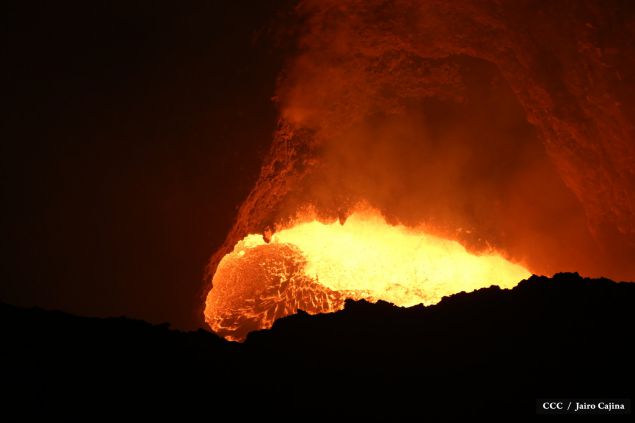 Espectáculo de lava del Volcán Masaya atrae a los turistas