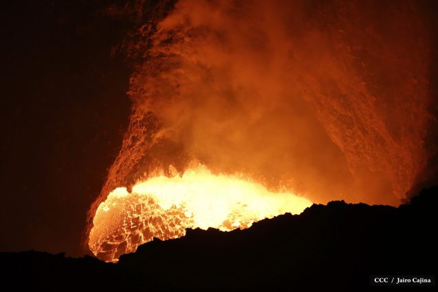 Espectáculo de lava del Volcán Masaya atrae a los turistas