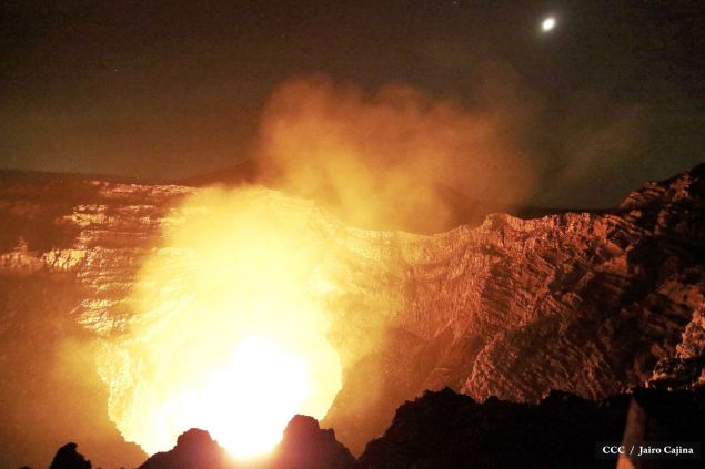 Espectáculo de lava del Volcán Masaya atrae a los turistas