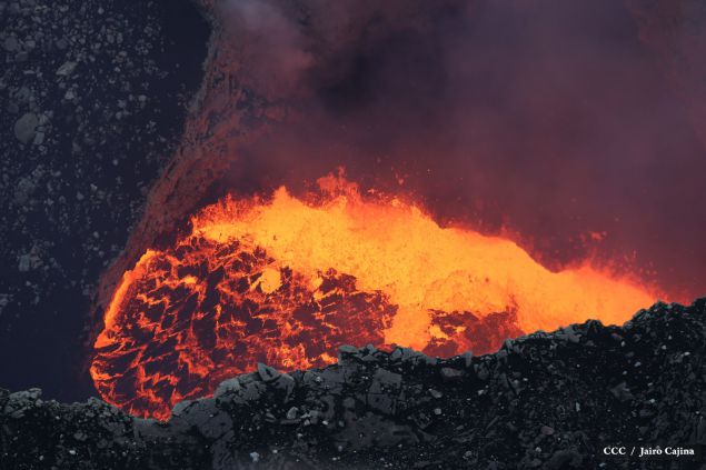 Espectáculo de lava del Volcán Masaya atrae a los turistas