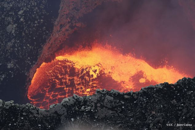 Espectáculo de lava del Volcán Masaya atrae a los turistas