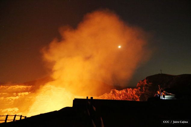 Espectáculo de lava del Volcán Masaya atrae a los turistas