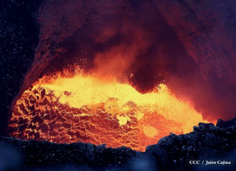 Espectáculo de lava del Volcán Masaya atrae a los turistas