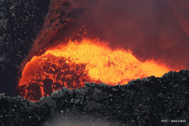 Espectáculo de lava del Volcán Masaya atrae a los turistas