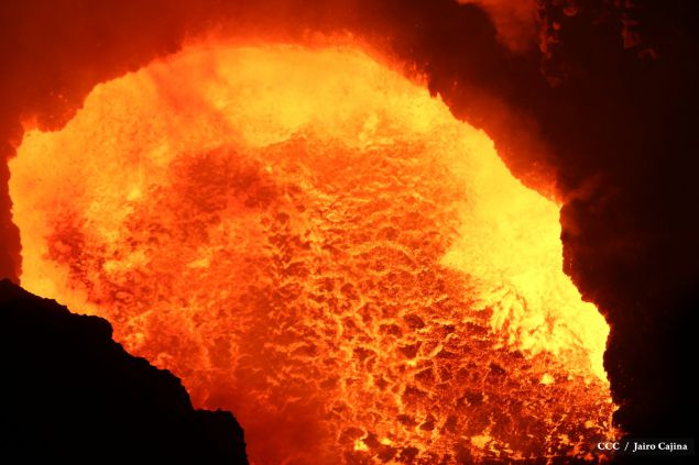 Espectáculo de lava del Volcán Masaya atrae a los turistas