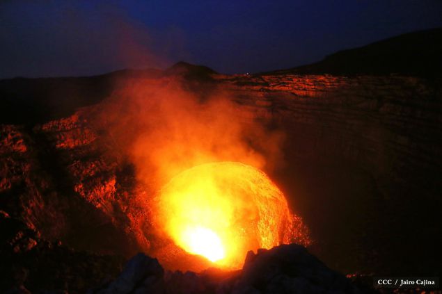Espectáculo de lava del Volcán Masaya atrae a los turistas