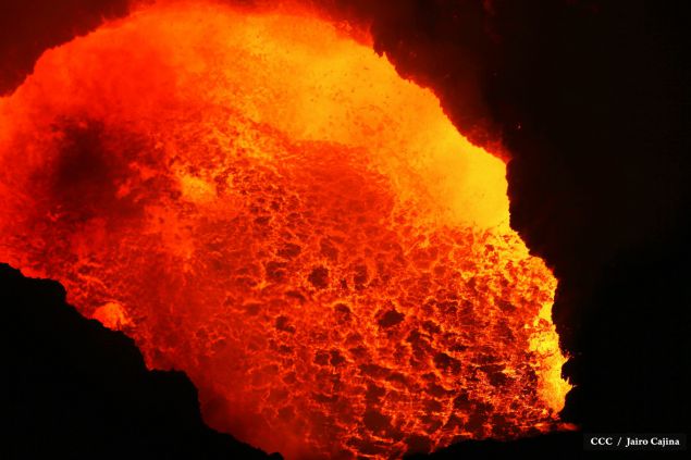 Espectáculo de lava del Volcán Masaya atrae a los turistas