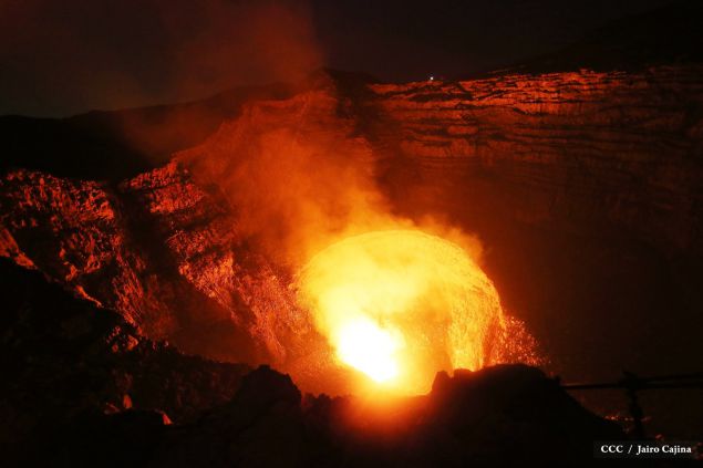 Espectáculo de lava del Volcán Masaya atrae a los turistas