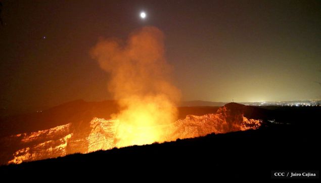 Espectáculo de lava del Volcán Masaya atrae a los turistas