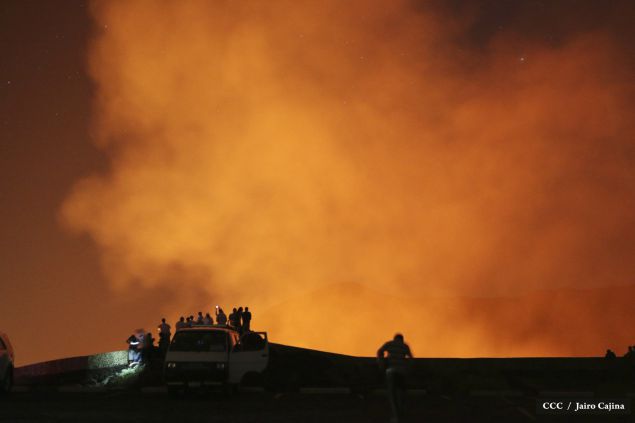 Espectáculo de lava del Volcán Masaya atrae a los turistas