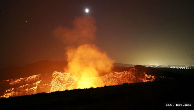 Espectáculo de lava del Volcán Masaya atrae a los turistas