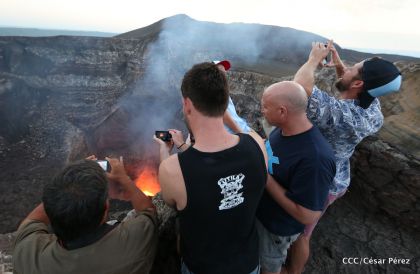 Continúan llegando turistas a observar el lago de lava del Volcán Masaya
