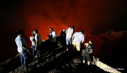 Continúan llegando turistas a observar el lago de lava del Volcán Masaya