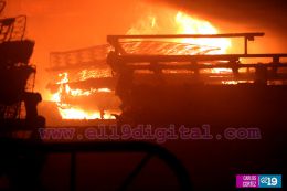 Fuerte incendio deja varias tiendas y tramos quemados en el Mercado Orienta