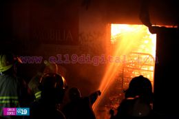 Fuerte incendio deja varias tiendas y tramos quemados en el Mercado Orienta