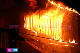 Fuerte incendio deja varias tiendas y tramos quemados en el Mercado Orienta